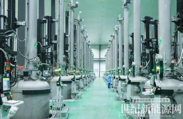 全球最大規(guī)模N型拉棒切方 晶科能源青海年產(chǎn)20GW項目點火