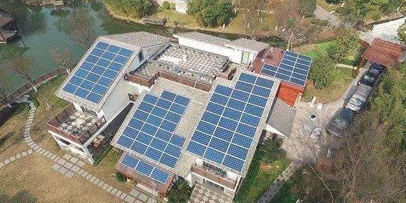 比亞迪董事長王傳福央視開講：在中國1%的沙漠上鋪滿太陽能電池板，足夠13億人使用