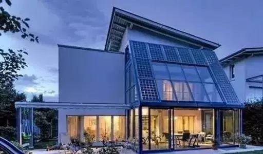 美翻了！光伏平鋪屋頂還不夠，現在火到“爬上墻”了！