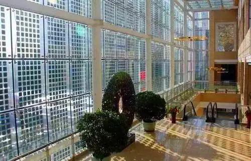 美翻了！光伏平鋪屋頂還不夠，現在火到“爬上墻”了！