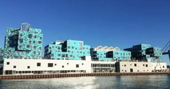 美翻了！光伏平鋪屋頂還不夠，現在火到“爬上墻”了！