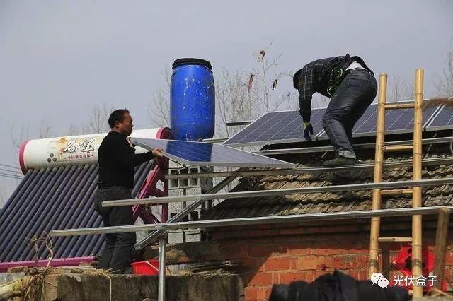 安裝這個面積的光伏板大約投資三萬元左右，四年內可以收回成本！